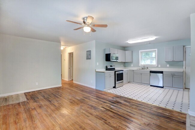 Building Photo - Nice Three Bedroom Single Family - Fenced ...