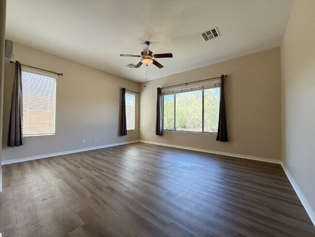 Building Photo - "Spacious 3-Bedroom/2 Full Bath Home with ...