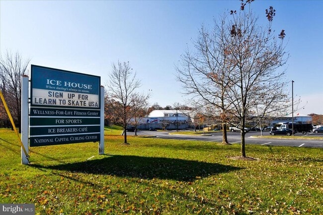 Building Photo - 2867 Shepperton Terrace