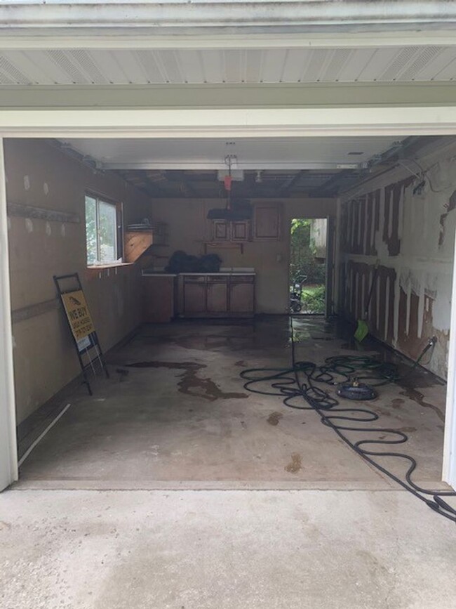 Building Photo - 4 Bedroom 2 Bath Home Available for Rent i...