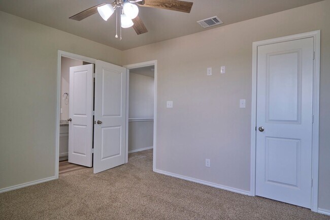 Building Photo - Hunters Ranch Beauty! 3 Bedroom 2 1/2 Bath Townhome