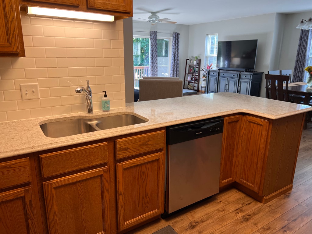 Kitchen w/ view of living room - 824 N Clover Ln