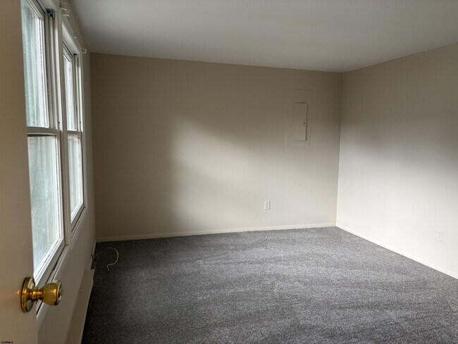 Building Photo - 409 Spruce Ave