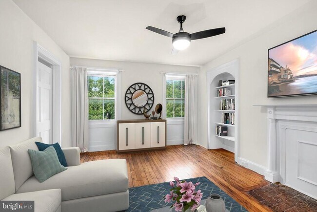 Building Photo - 704 S Washington Square