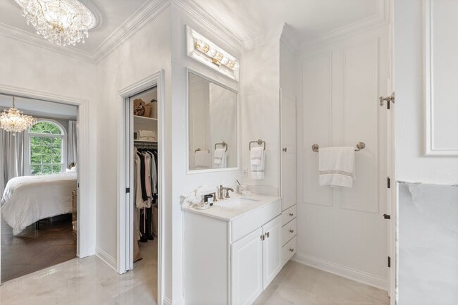 Building Photo - Luxury Furnished Home