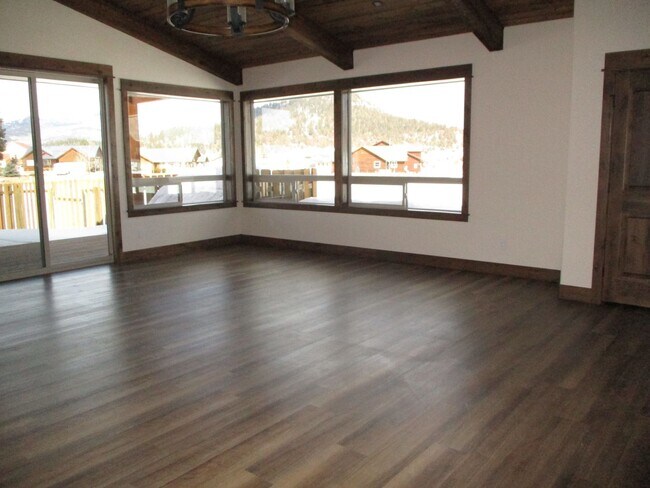 Building Photo - Beautiful Lake Hatcher Home For Rent