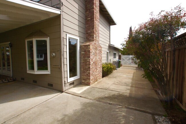 Building Photo - 1715 Grizilo Dr