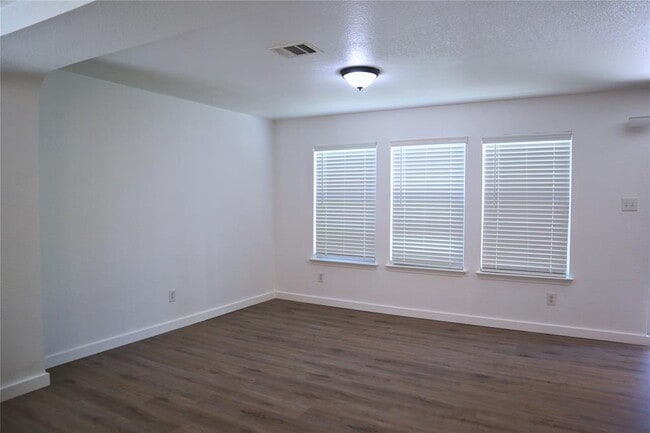 Building Photo - 209 Sunny Brook Dr