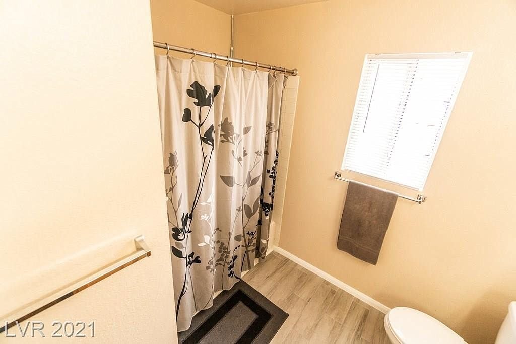 Upstairs full bathroom - 4060 N Elkridge Dr