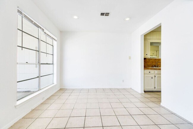 Building Photo - PAY NO SECURITY DEPOSIT! Beautiful Spaciou...
