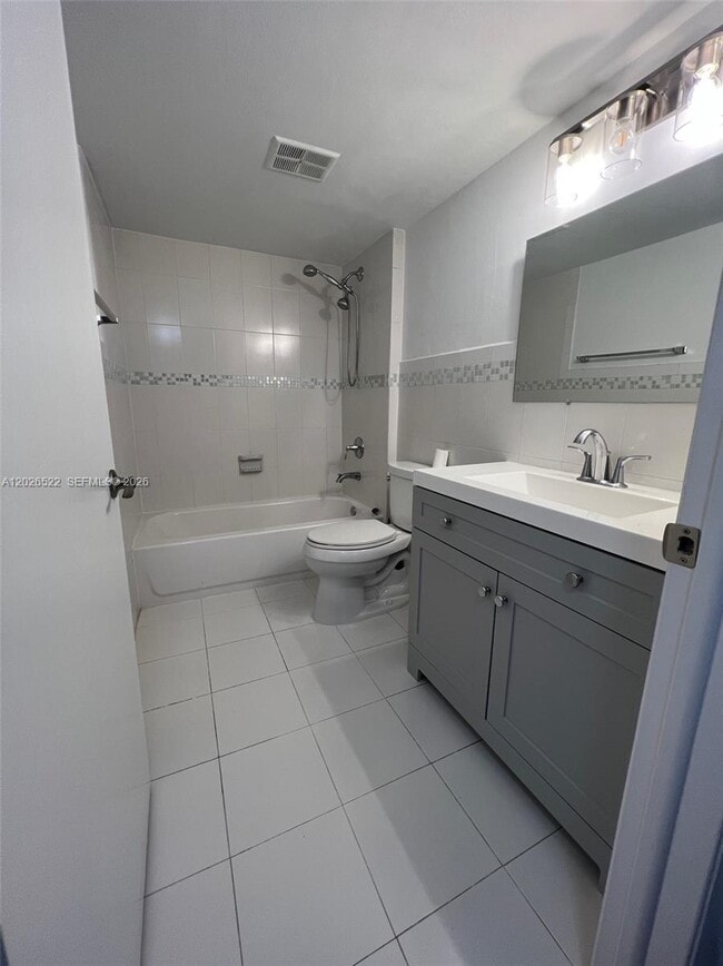 Building Photo - 10415 N Kendall Dr