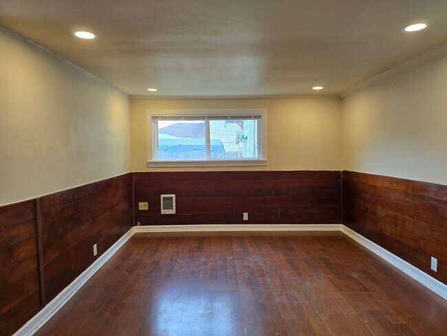 Building Photo - One Bedroom Duplex with Fenced Yard