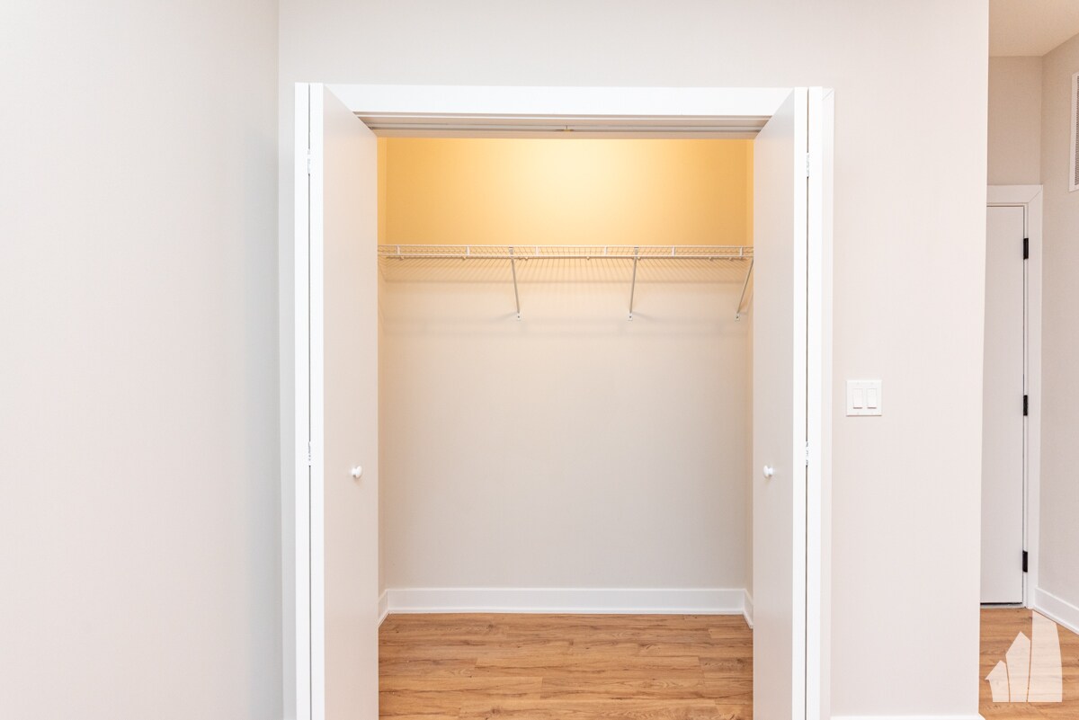 Building Photo - 651 W Wrightwood Ave