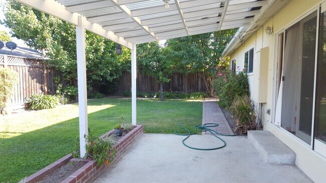 Building Photo - 676 Brentwood Dr