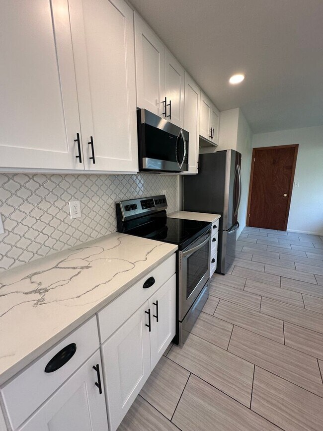 Building Photo - GORGEOUS RANCH STYLE HOME ON HUGE MANICURED LOT IN GARDEN HOME IN SW PORTLAND