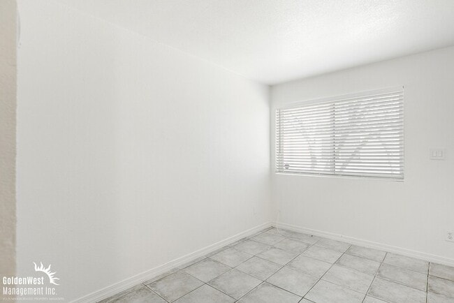 Building Photo - Single Level Spacious 2Bdm 1Ba Apartment i...