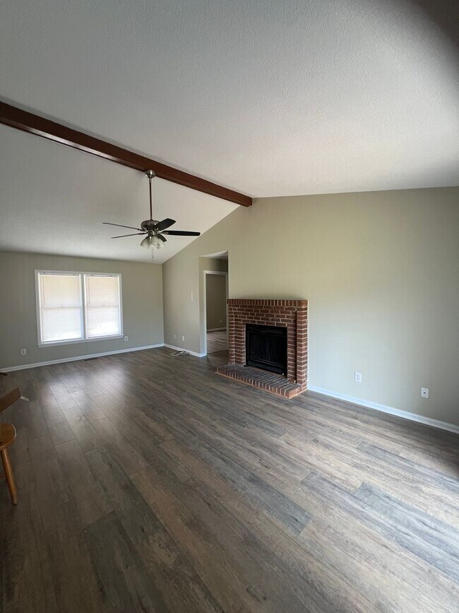 Building Photo - Centrally Located 3 Bedroom House
