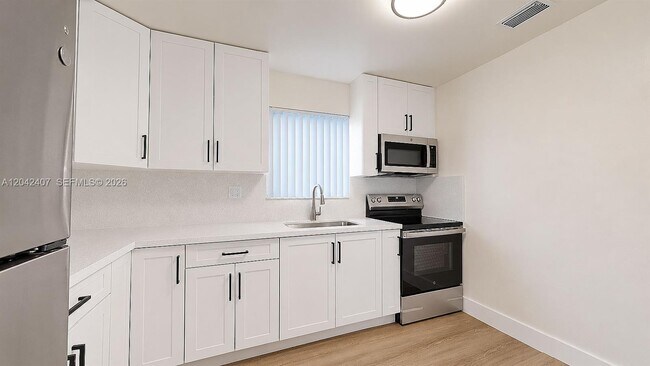 Building Photo - 1670 W 42nd St