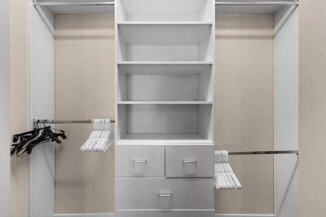 Building Photo - 2864 Tiburon Blvd E