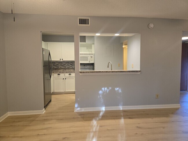 Building Photo - MOVE IN TODAY 2/2 IN DELTONA