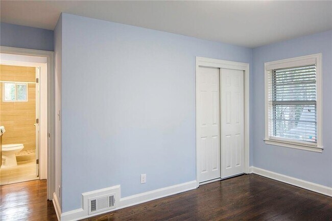 Building Photo - 1855 Long Dr