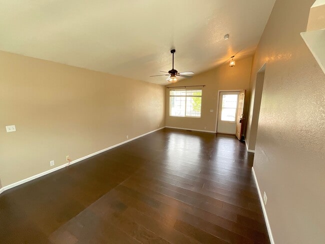 Building Photo - 4 Bedroom Home Available Near N Powers Bl ...