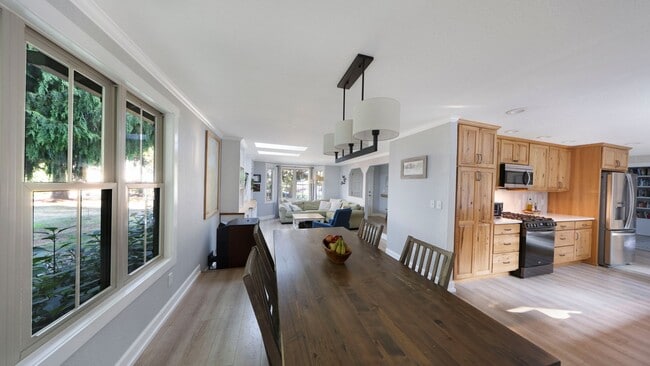 Building Photo - 3 Bed 2.5 Bath - Exceptional Condition - P...