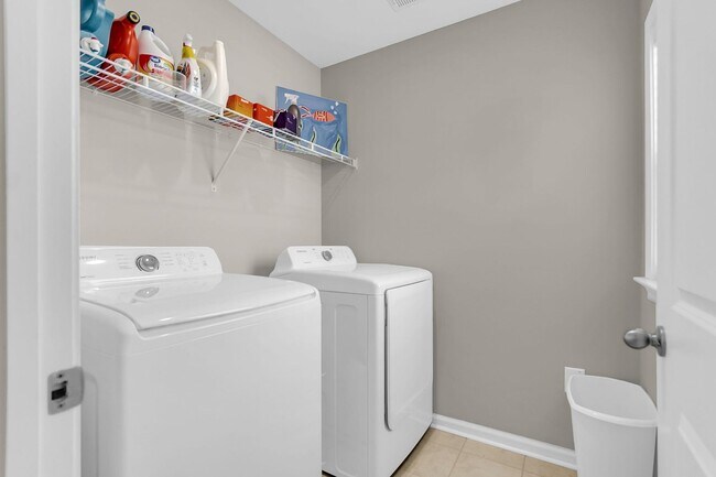 Building Photo - Fully Furnished 3 Bedroom, 2.5 Bathroom Home in Foxbank Plantation