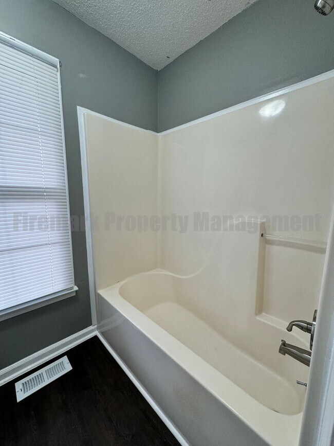 Building Photo - Newly Renovated 4 Bedroom 2 Bathroom