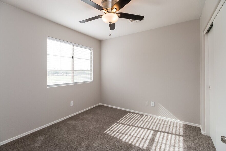 Building Photo - 11414 W Apache St