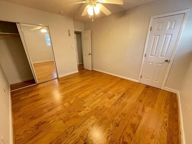 Building Photo - Sweet Spot in Carrboro! Inviting, updated 3br 2ba condo...Walk to Weaver St. & minutes to UNC
