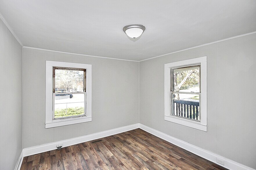 Building Photo - 209 Fairdale St