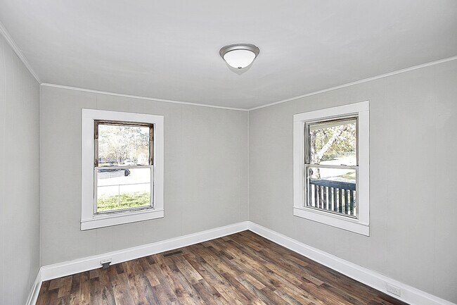 Building Photo - 209 Fairdale St