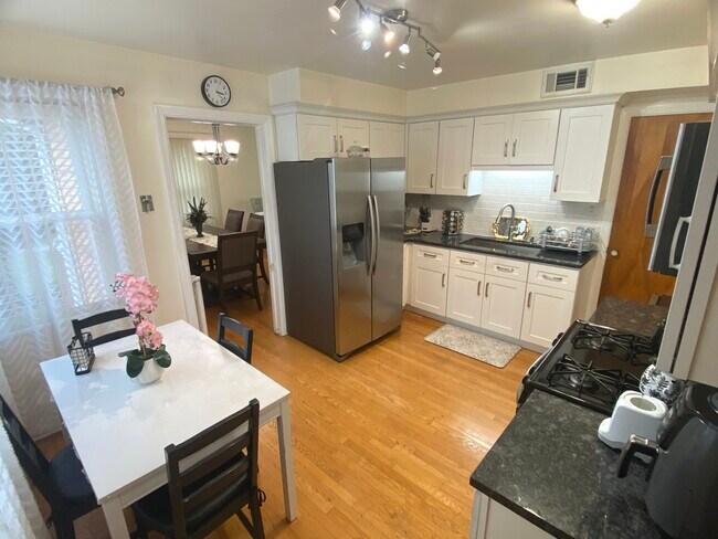 Building Photo - 7737 Park Ave