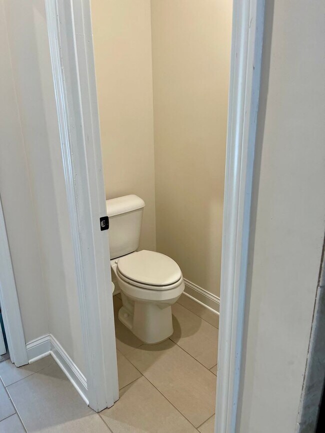 Building Photo - Gorgeous 5 bedroom 3.5 bath home in desira...