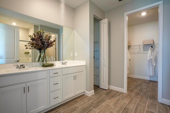 Building Photo - 3569 Hilton Dr