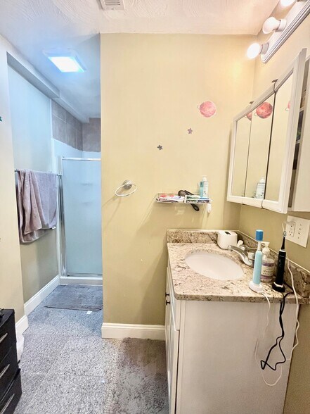 Building Photo - 8 Carmel St