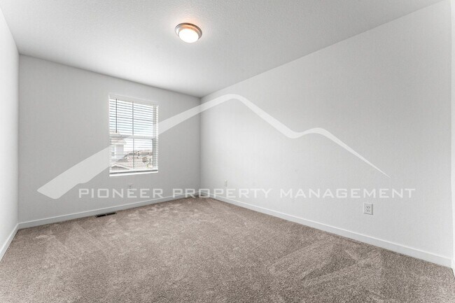 Building Photo - Charming Townhouse with Washer/Dryer and Garage