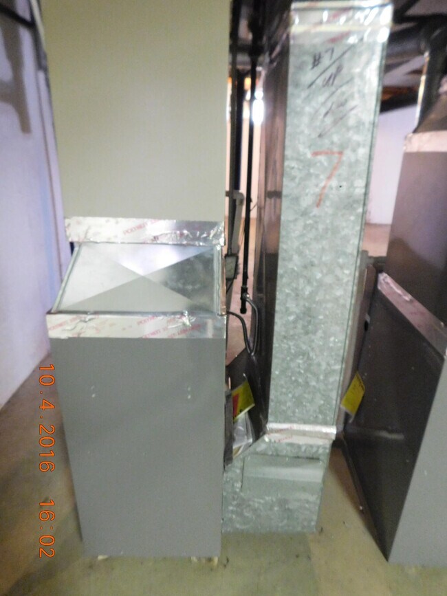 Building Photo - 444 N Fox Hills Dr