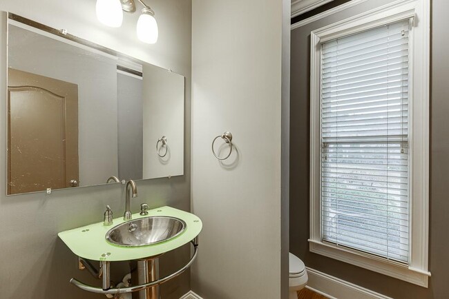 Building Photo - 940 Chateau Forest Rd