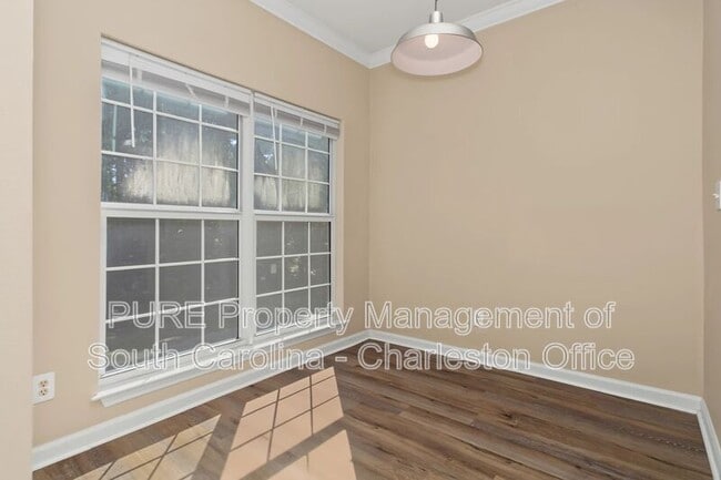 Building Photo - 700 Daniel Ellis Dr