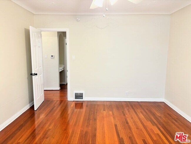 Building Photo - 1075 S Ogden Dr