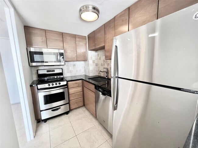 Building Photo - 2016 Main St