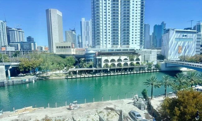 Building Photo - 10 SW South River Dr