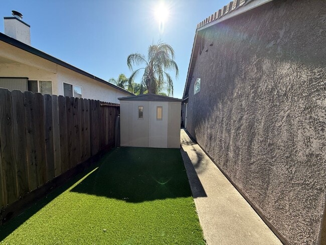 Building Photo - Single story home with a pool!