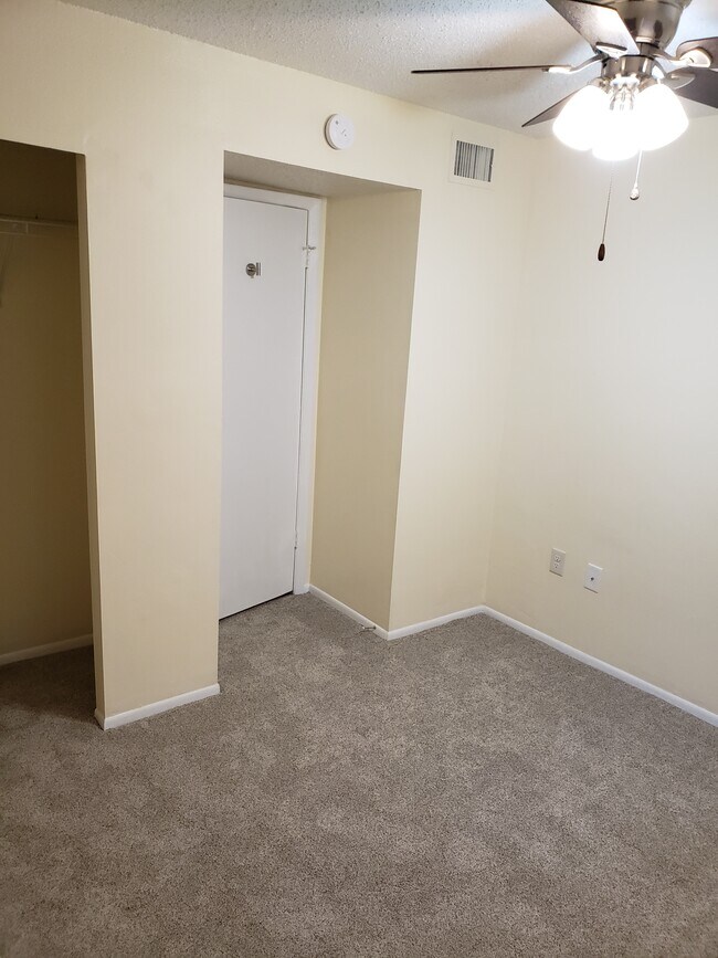 Building Photo - 4107 Lake Bayshore Dr
