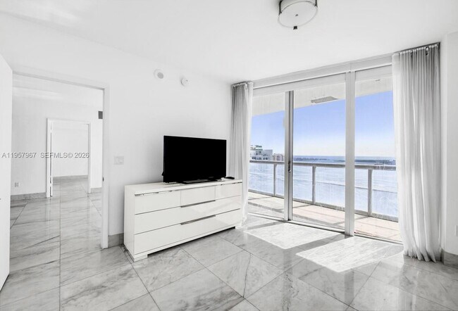 Building Photo - 465 Brickell Ave