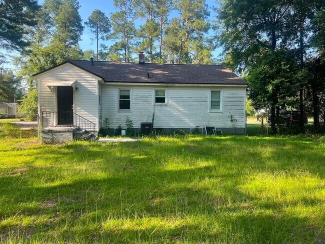 Building Photo - Charming Home with Front & Rear Porches overlooking large yard!!