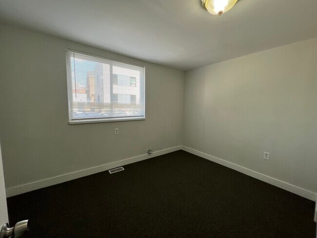 Building Photo - 1151 W 19th St