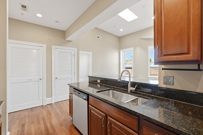 Building Photo - Columbia Heights Penthouse Condo | 1 Bed | 1 Bath | 600 Sf